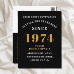 50.º cumpleaños 1974 Invitación de oro negro<br><div class="desc">Elegante Invitación a los 50 Años en Negro y Oro - Crea tu propio diseño personalizado. Preparar el escenario para una celebración extraordinaria comienza con la invitación perfecta. Nuestra elegante invitación al 50 cumpleaños en negro y oro es la elección perfecta para este evento de hitos. Bañada en negro por...</div>