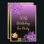 50 cumpleaños invitación a fiesta de té morado neg<br><div class="desc">Una tarjeta de invitación femenina y de moda para una fiesta de té de 50 años. Glamuroso con un elegante y moderno negro y rosa, degradado violeta, fondo oscuro. Con un marco dorado falso y flores acuáticas ultra violeta y violeta. Decorada con una falsa tetera de oro y una taza...</div>