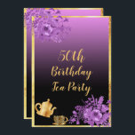 50 cumpleaños invitación a fiesta de té morado neg<br><div class="desc">Una tarjeta de invitación femenina y de moda para una fiesta de té de 50 años. Glamuroso con un elegante y moderno negro y rosa, degradado violeta, fondo oscuro. Con un marco dorado falso y flores acuáticas ultra violeta y violeta. Decorada con una falsa tetera de oro y una taza...</div>