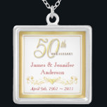 50.o Colgante conmemorativo del aniversario de<br><div class="desc">50.o Collar del recuerdo del aniversario -- 50.o colgante de oro elegante del aniversario de boda con la escritura formal y el diseño antiguo enrollado -- Modifique los nombres y la fecha para requisitos particulares para su celebración feliz. Perfeccione el regalo para su esposa, madre, abuela para conmemorar 50 años...</div>