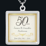 50.o Colgante conmemorativo elegante del<br><div class="desc">50.o Collar del recuerdo del aniversario -- 50.o colgante de oro elegante del aniversario de boda con la escritura formal y el diseño antiguo enrollado -- Modifique los nombres y la fecha para requisitos particulares para su celebración feliz. Perfeccione el regalo para su esposa, madre, abuela para conmemorar 50 años...</div>