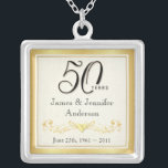 50.o Colgante conmemorativo elegante del<br><div class="desc">50.o Collar del recuerdo del aniversario -- 50.o colgante de oro elegante del aniversario de boda con la escritura formal y el diseño antiguo enrollado -- Modifique los nombres y la fecha para requisitos particulares para su celebración feliz. Perfeccione el regalo para su esposa, madre, abuela para conmemorar 50 años...</div>