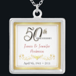 50.o Colgante elegante del recuerdo del<br><div class="desc">50.o Collar del recuerdo del aniversario -- 50.o colgante de oro elegante del aniversario de boda con la escritura formal y el diseño antiguo enrollado -- Modifique los nombres y la fecha para requisitos particulares para su celebración feliz. Perfeccione el regalo para su esposa, madre, abuela para conmemorar 50 años...</div>