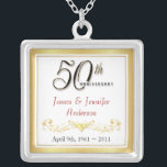 50.o Colgante elegante del recuerdo del<br><div class="desc">50.o Collar del recuerdo del aniversario -- 50.o colgante de oro elegante del aniversario de boda con la escritura formal y el diseño antiguo enrollado -- Modifique los nombres y la fecha para requisitos particulares para su celebración feliz. Perfeccione el regalo para su esposa, madre, abuela para conmemorar 50 años...</div>