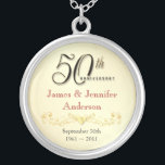 50.o Colgante elegante del recuerdo del collar del<br><div class="desc">50.o Collar del colgante del recuerdo del aniversario -- 50.o colgante de oro elegante del aniversario de boda con la escritura formal y el diseño antiguo enrollado -- Modifique los nombres y la fecha para requisitos particulares para su celebración feliz. Perfeccione el regalo para su esposa, madre, abuela para conmemorar...</div>