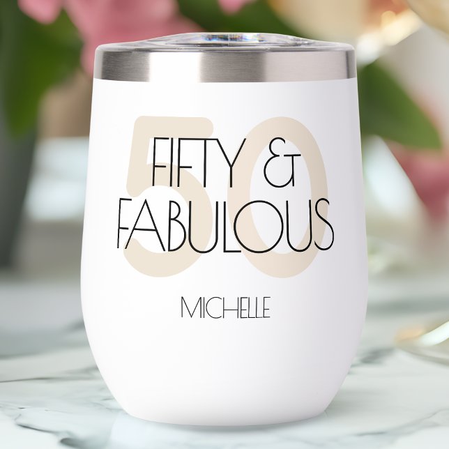 50 y fabuloso Fiesta de cumpleaños cincuenta en be (50 and fabulous Modern Beige Fifty Birthday Party Thermal Wine Tumbler)