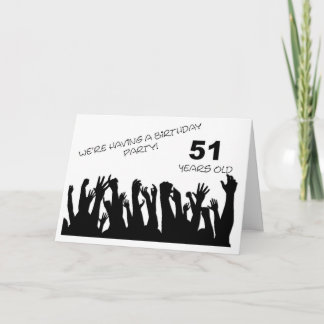 51ª invitación a la fiesta con una multitud animad