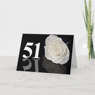 51.o Tarjeta de cumpleaños con un rosa blanco