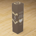 5.º boda maderero aniversario foto caja de vinos<br><div class="desc">5.ª caja de regalo de Aniversario de vinos o licores. Corazón de estilo artesanal de madera con plantilla de foto 5º Boda Aniversario embalaje caja de vino marrón. Personalizar con su propio nombre de pareja o detalles de familiares y foto. El año del quinto aniversario se asocia tradicionalmente con la...</div>