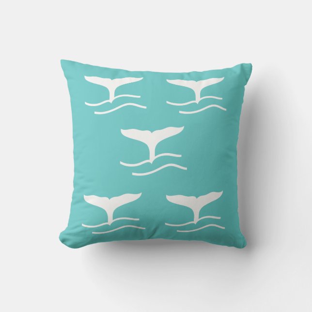 5 colas de ballena blanca sobre almohada azul verd (Anverso)