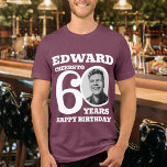 60.ª foto de cumpleaños y nombre texto blanco<br><div class="desc">Feliz cumpleaños número 60, camiseta de fotos, nombre y texto negro. Camiseta fotográfica personalizada Fun 60 con diseño de texto en negrita y blanco. Personalice esta camisa de cumpleaños con una fotografía de la persona de cumpleaños en el medio del número 0. Excelente idea de agregar algo de diversión a...</div>