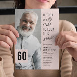 60.ª invitación a la fiesta de cumpleaños<br><div class="desc">Crea momentos inolvidables con nuestras modernas invitaciones para fiestas de cumpleaños número 60! Caracterizadas por un sofisticado fondo rosado y un dicho divertido - '¡Llevó sesenta años lucir así!', estas invitaciones también ofrecen una cómoda plantilla de texto que puedes personalizar fácilmente. Añade la foto del celebrante, y tienes una invitación...</div>