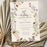 60.ª Invitación de cumpleaños floral<br><div class="desc">Esta elegante y elegante invitación de cumpleaños número 60 cuenta con hermosas acuarelas pintadas a mano y flores silvestres dispuestas como una hermosa corona perfecta con un elegante guión con letras a mano. Buscar elementos coincidentes en la colección de Bodas Boho Wildflower.</div>