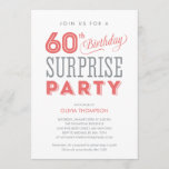 60.ª Sorpresa Invitaciones a Cumpleaños<br><div class="desc">60 invitaciones sorpresivas de cumpleaños con un divertido diseño rosa,  gris y blanco.  Personalice la redacción para sus necesidades fiestas.</div>