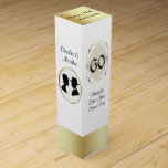 60.o Caja del vino del regalo del aniversario<br><div class="desc">Sexagésima caja blanca y dorada elegante del vino del aniversario de boda, con los gráficos de globos, de un camafeo, y del sistema gráfico del número 60 en un marco decorativo dorado. Personalice todo el texto negro y añada el vino perfecto, porque un regalo precioso del aniversario a los pares...</div>