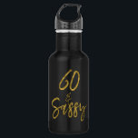 60 y botella de agua de cumpleaños de Relieve meta<br><div class="desc">Frasco de agua de cumpleaños de sesenta y Relieve metalizado dorado fácil para la celebración de la fiesta de cumpleaños</div>