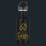 60 y botella de agua de cumpleaños de Relieve meta<br><div class="desc">Frasco de agua de cumpleaños de sesenta y Relieve metalizado dorado fácil para la celebración de la fiesta de cumpleaños</div>