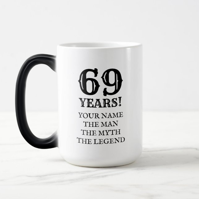 69.a taza divertida del cumpleaños para sesenta y (Izquierda)