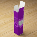 6.ª caja de fotos del aniversario del boda Ametist<br><div class="desc">Sexto aniversario de boda de amatista morado regalando vino o licores. Hermosos amatistas en corazones sobre púrpura con la plantilla de efecto de piedra fotográfica Amethyst Boda Aniversario embalaje de caja de vino. Personalizar con su propio nombre y detalles del evento y foto. El año del sexto aniversario se asocia...</div>