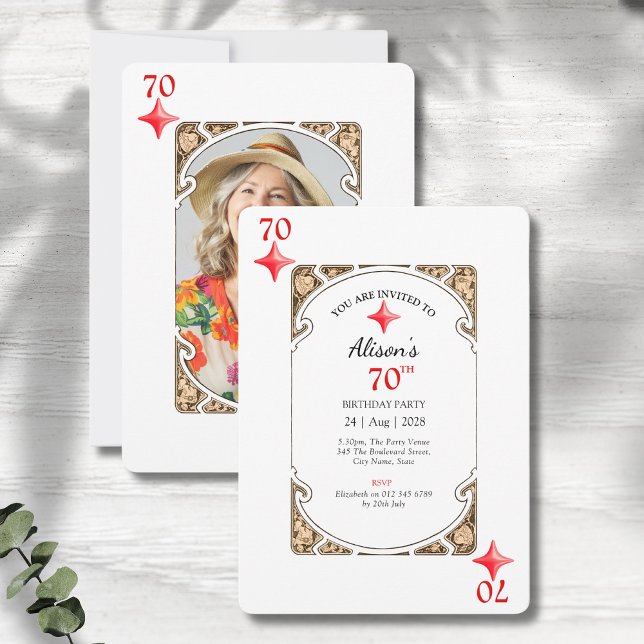 70.ª Invitación a la tarjeta de juego de diamantes (70th birthday party invitations in an art deco playing card style on a grey wood background)