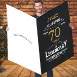 70.ª tarjeta graciosa del Personalizado Jumbo lege<br><div class="desc">¡Celebra el 70 cumpleaños de tu ser querido con estilo! Esta tarjeta jumbo legendaria única en su clase presenta un estilo vintage negro y dorado y personaliza con el nombre y el año que elija. Regale un regalo único y memorable que traerá una sonrisa a la cara especial de la...</div>