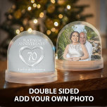 70.º aniversario del boda foto de platino<br><div class="desc">Muestra tu aprecio a tu pareja favorita celebrando 70 años de matrimonio con este sincero regalo personalizado, el boda de platino de nieve del aniversario también haría un favor único a los invitados fiestas de tu boda aniversario. Personaliza con tus nombres de parejas en el lado del corazón y una...</div>