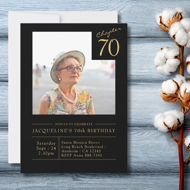 70 Invitación a la fiesta de cumpleaños del Oro Ne (70th Birthday Black and gold birthday party invitation with photo on a light blue wood table top)