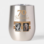 70 y Fabulous Gold Purpurina 2 Photo 70th Birthday<br><div class="desc">70 y Fabulous Gold Purpurina 2 Photo 70th Birthday Thermal Wine Tumbler. El diseño tiene detalles falsos de purpurina dorado y 2 fotos de personalizados. Añade tus fotos - puedes usar una foto antigua y una nueva.</div>