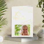 70 y Fabulous Gold Purpurina Photo 70th Birthday<br><div class="desc">70 y Fabulous Gold Purpurina Photo 70th Birthday Card. Tarjeta de cumpleaños moderna con tipografía de moda y purpurinas de oro de Relieve metalizado real y texto. El diseño tiene una foto y un nombre personalizado. Puede cambiar o borrar el texto dentro. Haz una tarjeta personalizada de cumpleaños número 70...</div>