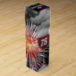 75.º Vidrio De Cumpleaños En Caja De Vino De Fuego<br><div class="desc">Fuegos artificiales en cielo negro con nubes y vino tinto en vidrio de tallo por 75 años. El número de edad se puede editar.</div>