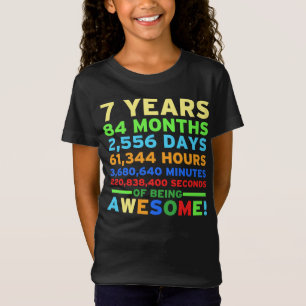 7mo Chica del muchacho de la camisa del cumpleaño