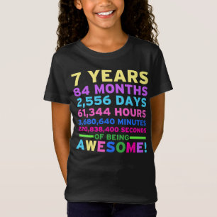 7mo Chica del muchacho de la camisa del cumpleaños