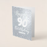 90.ª tarjeta de Relieve metalizado del Personaliza<br><div class="desc">Fácil de ajustar las tarjetas de felicitación de celebración de cumpleaños 90. El diseño es encantador y el Relieve metalizado es real. Sólo tiene que ajustar el nombre y la información de edad. Si desea cambiar la tarjeta más adelante,  utilice las opciones adicionales del personalizar.</div>