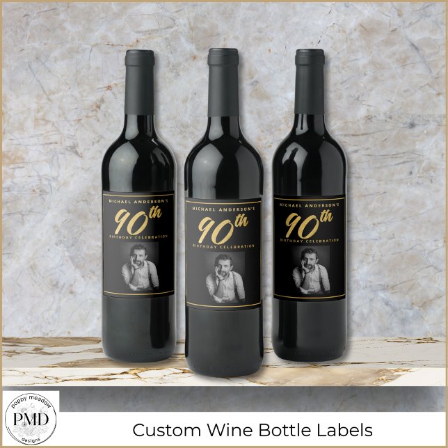 90.º cumpleaños elegante foto etiqueta de vino de  (90th Birthday Elegant Photo Black and Gold Wine Bottle Label with Faux Gold Leaf, Name, Photo.)