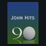 90.o Plantilla de la invitación del golf de la<br><div class="desc">¿Conozca a un golfista que esté dando vuelta a 90? Aquí está una plantilla de la pelota de golf de la diversión que lee los "golpes de Juan 90" con un diseño de la pelota de golf. El fondo azul y verde colorido hace que la pelota de golf hace estallar...</div>