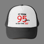 95.ª Gorra de regalos de la Mordaza de Cumpleaños<br><div class="desc">Este es un regalo especial para ese hombre que cumple 95 años — un gorra que dice: "Tomó 95 años conseguir a este gorra". Este gorra le pondrá una sonrisa en la cara en su día especial. Derechos de autor Kathy Henis</div>
