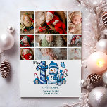 9 Fotografía Azul Snowman Primera Navidad<br><div class="desc">Celebre la primera temporada de vacaciones de su pequeño hijo con este alegre diseño de invierno con un número de manitas azules, adorables muñecos de nieve, y dulces y regalos dispersos. Personalizar con la foto de su bebé y los detalles de su nacimiento para crear un recuerdo que le traiga...</div>