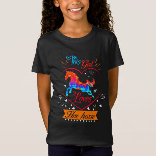 A esta Chica le encanta su camiseta de Naranja de