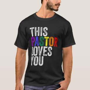 A este pastor le encanta la camiseta del orgullo a