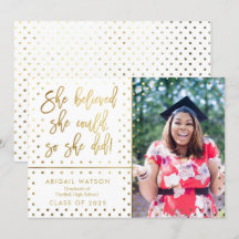 A la moda, ella cree en la tarjeta de graduación d