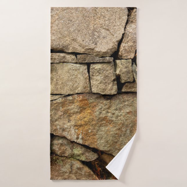 A stone wall made of cobblestones background textu (Toalla de baño)