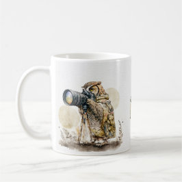 A través de la taza de café de vidrio