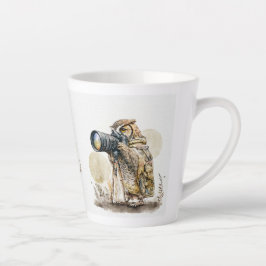 A través de la taza de latte de vidrio