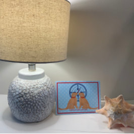 A través de tarjetas de perros de amistad gruesas