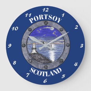 A través del reloj de pared grande de la porta