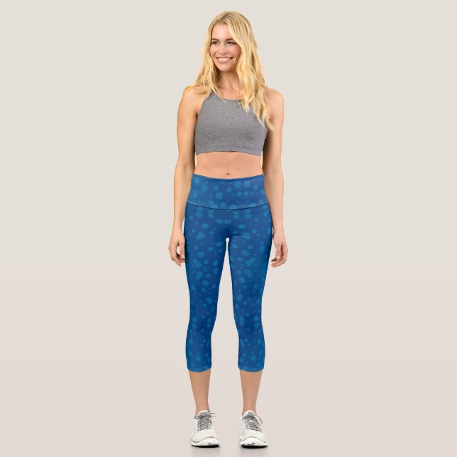 A woman's torso and legs in blue capri leggings  (Anverso)