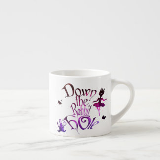 Abajo de la taza de la madriguera de conejo