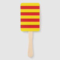 Fanáticos patrióticos con bandera de Cataluña