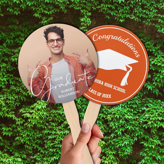 Abanico Grad Cap Modern Graduate Photo Naranja (Keep cool on graduation day or at your party with these photo double-sided hand fans.)