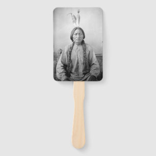 Abanico Líder lakota sacudiendo a indígenas norteamericano